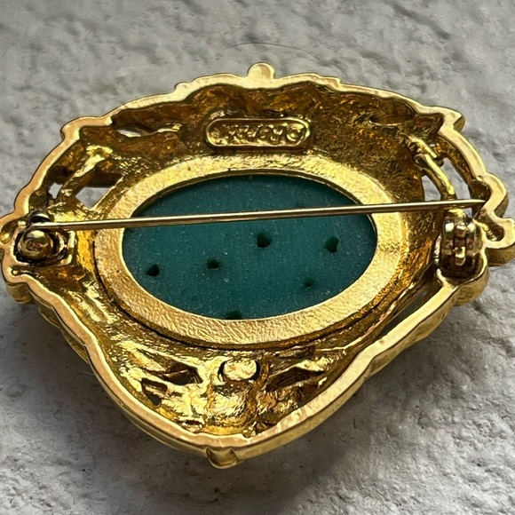 Berebi Vintage Green Carved Resin Gold Tone Brooch - Picture 3 of 4